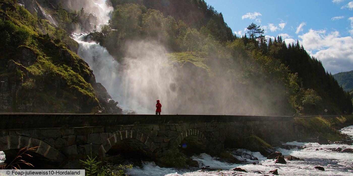 Waterfall bridge Odda (c) Foap-julieweiss10-Hordaland