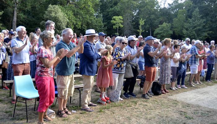 Standing ovation in West France