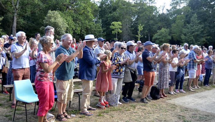 Standing ovation in West France