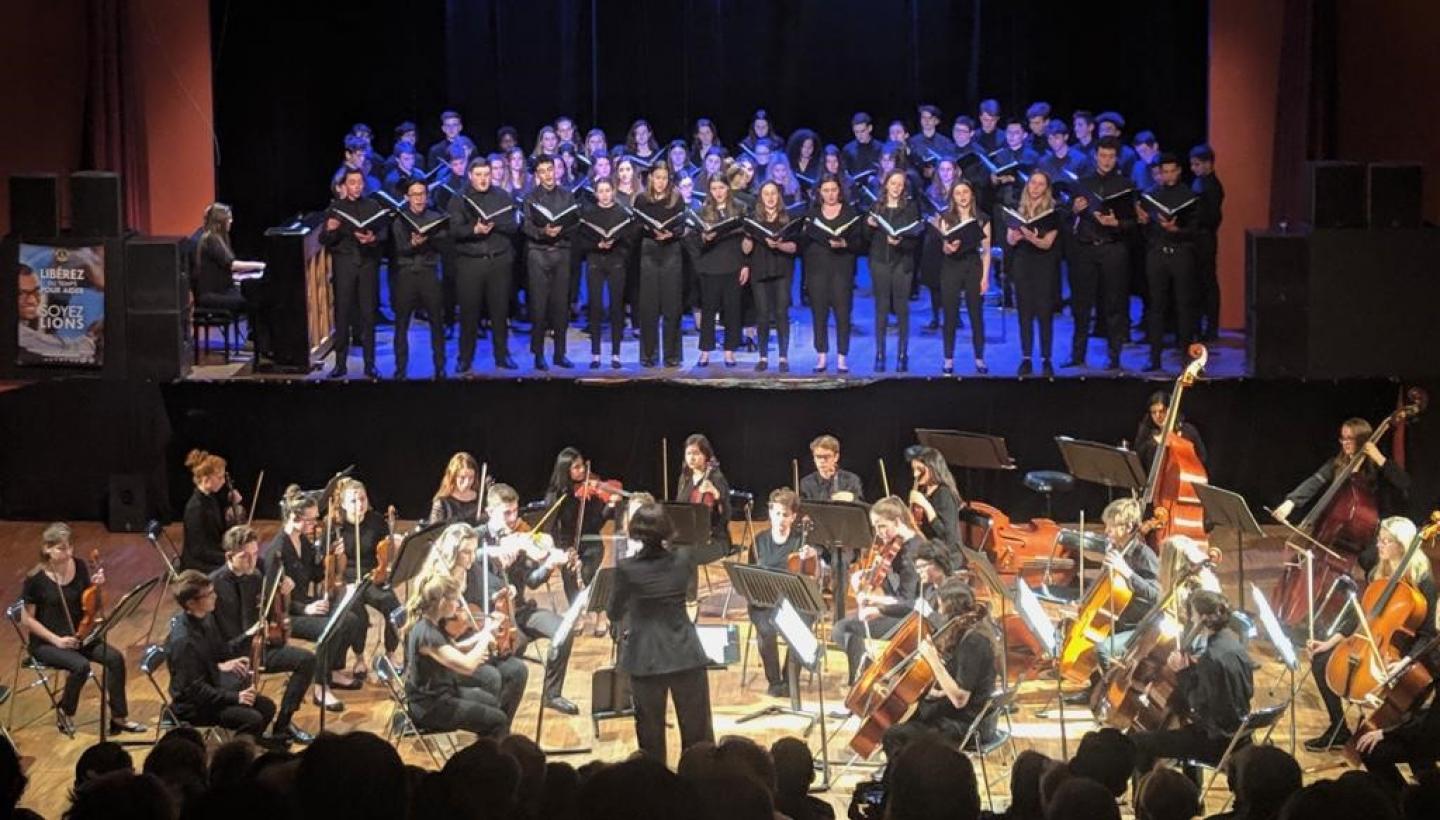 Choir and orchestra perform in Paris